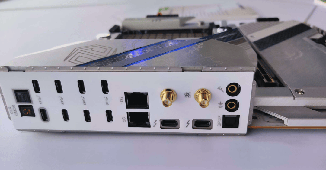 Z890主板震撼登场,英特尔Core Ultra处理器引领新时代插图1 Z890主板震撼登场,英特尔Core Ultra处理器引领新时代插图1